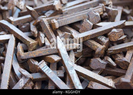 Vecchi picchi rusty della ferrovia Foto Stock