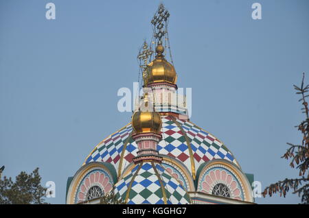 Torre della cattedrale ortodossa russa Zenkov, 1907, nel parco Panfilov, Almaty, Kazakistan. Secondo edificio in legno più alto del mondo. Foto Stock