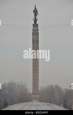 Monumento dell'Indipendenza, Kazakistan, Piazza della Repubblica, Almaty. Guerriero Saka con leopardo e frecce e arco. Foto Stock