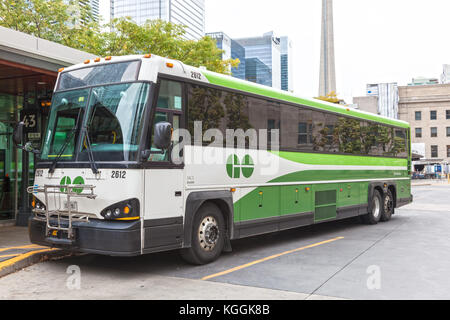 Toronto, Canada - 11 OTT 2017: go transit bus alla stazione Union terminal dei pullman a Toronto in Canada Foto Stock