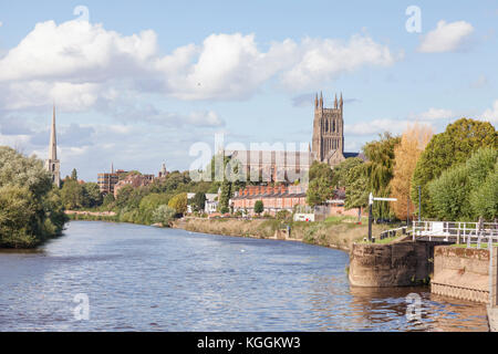 Il fiume Severn a Worcester e l'entrata al Worcester & Birmingham Canal, Worcestershire, England, Regno Unito Foto Stock