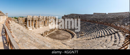 Vista panoramica ad alta risoluzione del teatro antico nell'antica città greca di Hierapolis, Pamukkale, Turchia Foto Stock