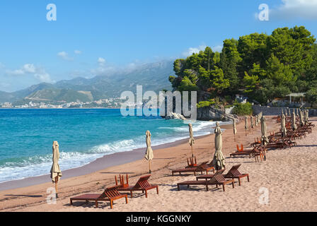 Deserta spiaggia con lettini e ombrelloni chiuso Foto Stock