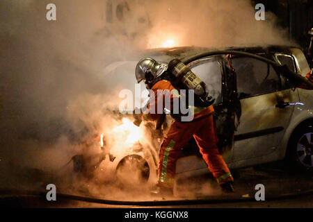 Julien Mattia / le Pictorium - Auto al fuoco - 08/11/2017 - Francia / ? haut de seine, / Malakoff - i vigili del fuoco di Parigi spengono un'auto bruciata a Malakoff. Di origine sconosciuta, l'incendio del motore minaccia un edificio abbandonato, costringendo l'incendio di Parigi ad intervenire nell'edificio dopo lo spegnimento dell'incendio. Foto Stock