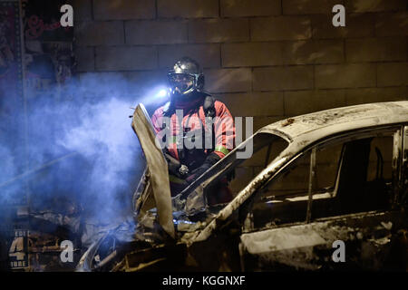 Julien Mattia / le Pictorium - Auto al fuoco - 08/11/2017 - Francia / ? haut de seine, / Malakoff - i vigili del fuoco di Parigi spengono un'auto bruciata a Malakoff. Di origine sconosciuta, l'incendio del motore minaccia un edificio abbandonato, costringendo l'incendio di Parigi ad intervenire nell'edificio dopo lo spegnimento dell'incendio. Foto Stock