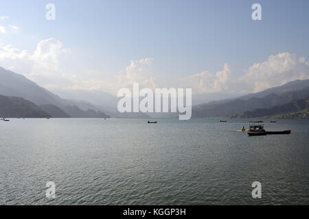 Lago phewa in Nepal è strettamente associata con la città sul lago di Pokhara in valle di Pokhara e circondato da maestose colline ai piedi dell'himalaya. Foto Stock