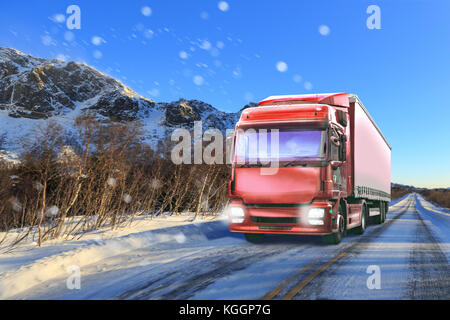 Un camion sulla strada invernale, immagine simbolica per il trasporto di merci e le aziende di trasporto Foto Stock