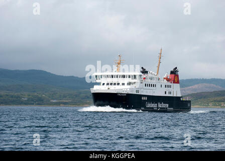 2011 LINEE M.T. Traghetto Finlaggan Suono di Islay Scozia prua porta laterale di nero bianco rosso caledonian macbrayne Calmac ro-ro roll on roll off drive throu Foto Stock