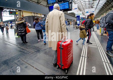 Parigi, Francia. Uomo con una valigia su ruote in Gare de l'Est Foto Stock