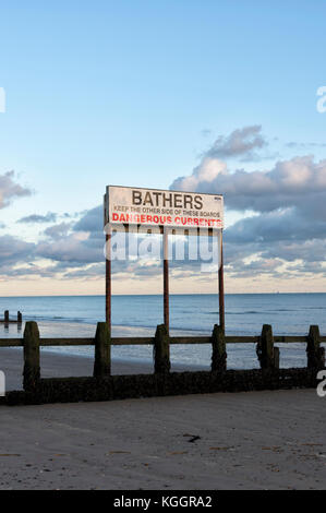 Segno sulla spiaggia di LITTLEHAMPTON REGNO UNITO, avviso di bagnanti di correnti pericolose. Foto Stock