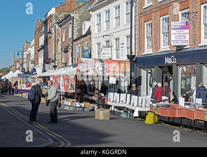 Le bancarelle del mercato in St Ives, Cambridgeshire, England Regno Unito Foto Stock