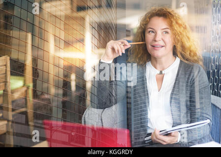 Affascinante imprenditrice profondo in pensieri Foto Stock