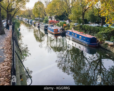 Barche dei canali ormeggiate a Little Venice, nell'area di Maida vale a Londra. Foto Stock