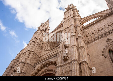 Cattedrale le seu in palma de mallorca, una popolare destinazione turistica, contro un cielo blu con nuvole Foto Stock