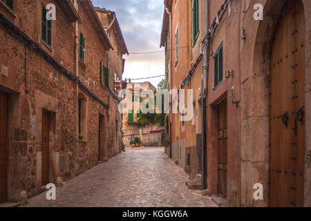 Affascinante spagnolo case la linea della strada di Valldemossa, Mallorca Foto Stock