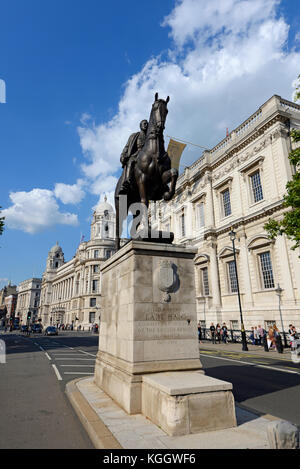 Earl Haig Memorial è una statua equestre in bronzo del British fronte Occidentale comandante Douglas Haig, primo Earl Haig su Whitehall a Westminster. Foto Stock