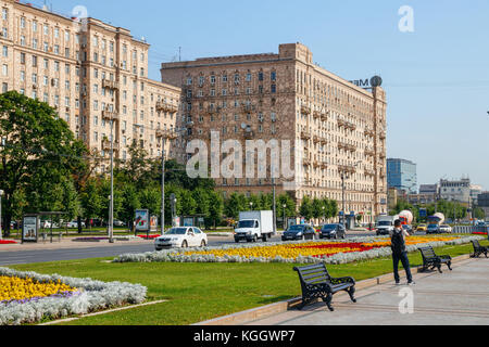 Vista di Kutuzovsky Prospekt con il traffico e gli edifici residenziali. Mosca, Russia. Foto Stock