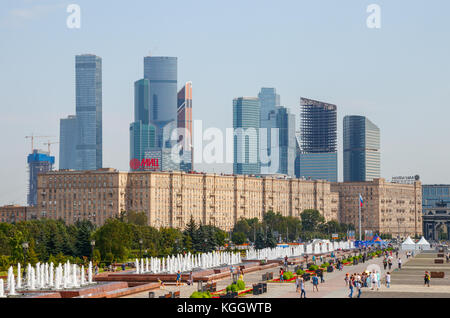 La Collina Poklonnaya, Kutuzovsky Prospekt con edifici residenziali e il Moscow International Business Center (MIBC) sullo sfondo. Mosca, Russia. Foto Stock