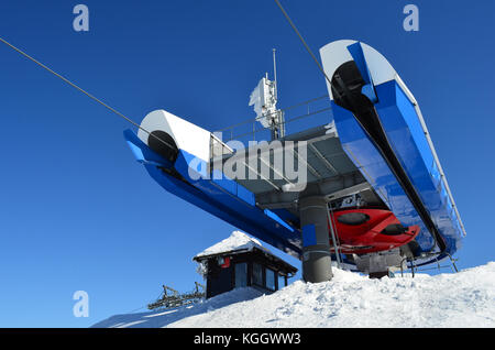 Ultimo arresto di ski-lift con piccoli cottage e congelate di antenna in background, ski resort kopaonik, serbia Foto Stock