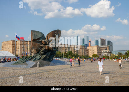 Il monumento agli eroi della prima guerra mondiale con il Kutuzovsky Prospekt. Mosca, Russia. Foto Stock