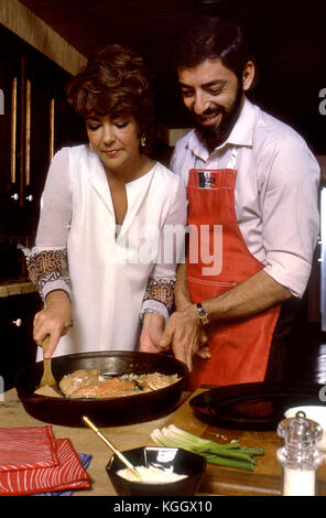 Elizabeth Taylor riceve una lezione di cucina dello chef Nick Grippo nella cucina del suo Bel Air, CA home. Foto Stock