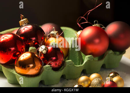 Scintillante palle di Natale in uovo-board Foto Stock