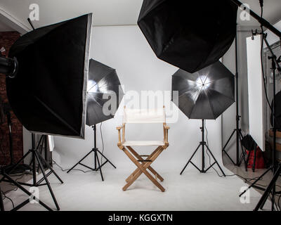 Studio fotografico vuoto con attrezzature di illuminazione. Studio fotografico con interni moderni e attrezzature di illuminazione Foto Stock