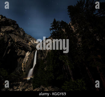 Una rara moonbow rainbow appare sotto Yosemite Falls nel parco nazionale di Yosemite. Foto Stock