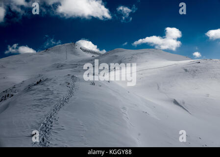 Inverno sfondo di viaggio, dune innevate. ispiratrice conept astratta di esplorazione Foto Stock