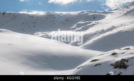 Riflettente sfondi innevati, dune e colline Foto Stock