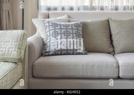 Motivi e texture cuscini beige sul divano del soggiorno Foto stock - Alamy