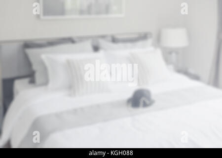 Sfocata camera moderna con strisce di cuscini sul letto per lo sfondo Foto Stock