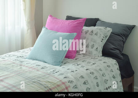 La luce blu e rosa cuscino sul letto singolo dimensioni Foto stock - Alamy