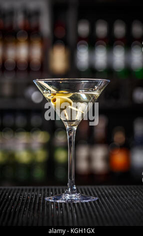 Martini cocktail con olive verdi su un banco di bar Foto Stock