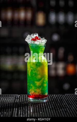 Fancy variopinti cocktail serviti sul bancone del bar Foto Stock