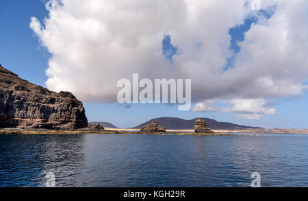 Paesaggio di Lanzarote e la graciosa isola sullo sfondo, Isole canarie, Spagna Foto Stock