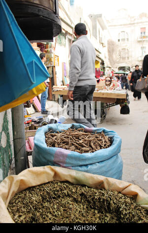 Sacchetti di spezie sul mercato a Tripoli, in Libia - 25. marzo 2010 Foto Stock