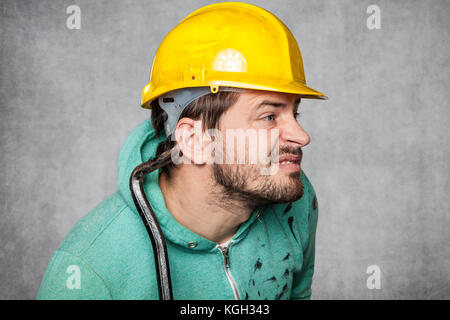 Il lavoratore mette su un orecchio per ascoltare di nascosto altri Foto Stock