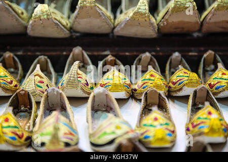 Curly toed sandals in vendita in Deira souk di Dubai, Emirati arabi uniti, medio oriente Foto Stock