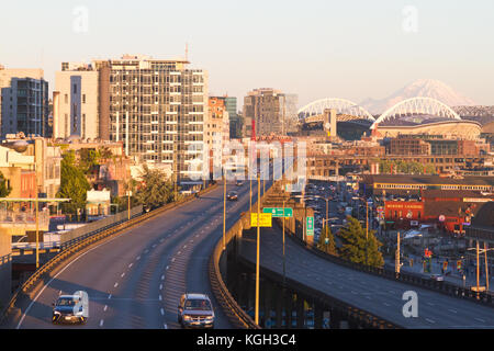 Vista del centro cittadino di Seattle, Washington che mostra elevata freeway, minatori atterraggio, secolo Link Field, e il sig. Ranieri. Foto Stock