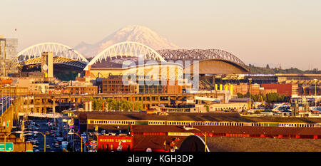 I minatori lo sbarco, secolo campo Collegamento e Pier 57 ,visto nel tardo pomeriggio di sole con Mt. Rainier in background. Foto Stock