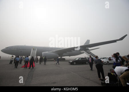 Un aereo che porta il Principe di Galles e la Duchessa di Cornovaglia arriva alla base dell'aeronautica di Subroto Park a Nuova Delhi, India, per l'ultima tappa del loro tour dell'Estremo Oriente. Foto Stock