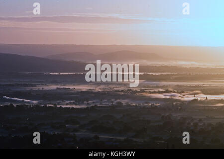 La vista come il sole sorge sul Worcestershire, come si vede dalle colline Malvern. Foto Stock