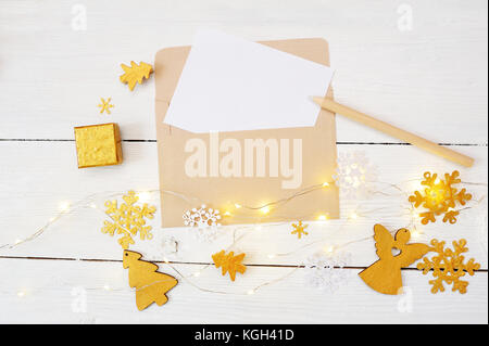 Sfondo di natale con posto per il vostro testo e golden albero di natale, garland e angelo su un bianco sullo sfondo di legno. flat laico, top view photo mockup Foto Stock