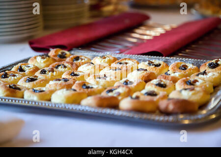 Dettaglio della tabella di dessert con focus sul vassoio in argento con mini torte di Moravian. ricevimento di nozze cibo Foto Stock