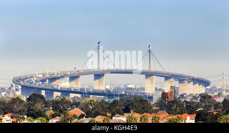 Loop di elevata di m1 melbourne highway attraversando West Gate bridge durante le ore di punta del traffico elevato tempo con un sacco di pilotare vetture sopra residente locale Foto Stock