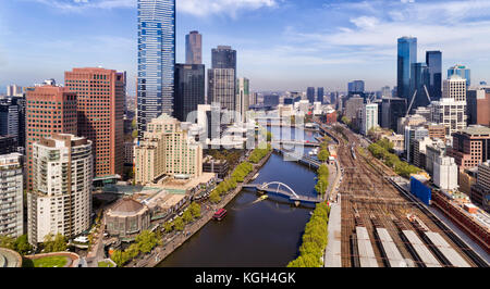 Vista rialzata ravvicinata all'interno del CBD della città di Melbourne sulle acque del fiume Yarra e sulle piattaforme ferroviarie della stazione di Flinders tra i sobborghi di edifici alti Foto Stock
