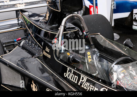 Close-up di un cockpit di Jacky Ickx's 1974 Lotus 76, auto di formula uno, sul display a 2017 Regents Street motor show Foto Stock