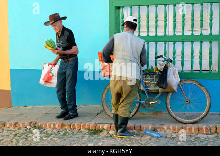 Cowboy doppio controllo della sua appena comprato le banane, Trinidad, provincia di Sancti Spíritus, Cuba Foto Stock