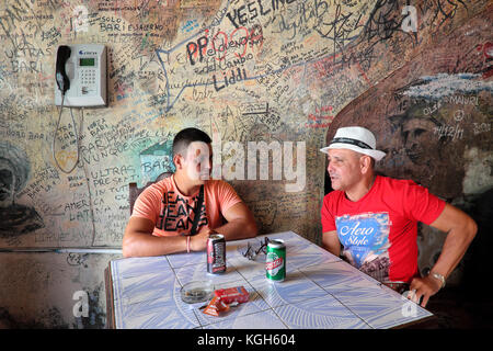 Con un drink nel Bar El Cambio, Camagüey, Cuba Foto Stock